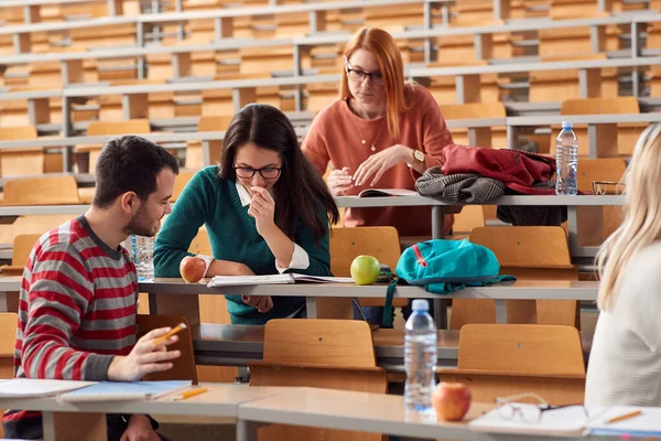 Młodzi Studenci Pierwszego Roku Rozmawiają Uśmiechają Się Amfiteatrze — Zdjęcie stockowe