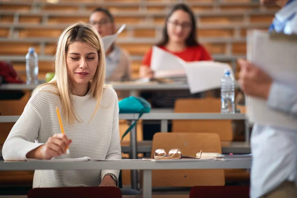 Ung Kvinnlig Student Tar Examen Amfiteater Med Kollegor — Stockfoto