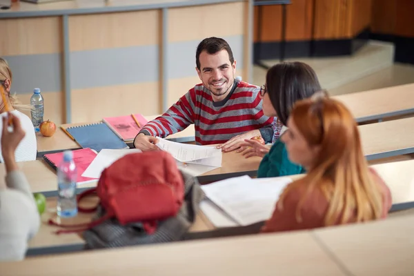 Glückliche Studentin Vergleicht Prüfungsergebnisse Mit Kollegin Amphitheater — Stockfoto