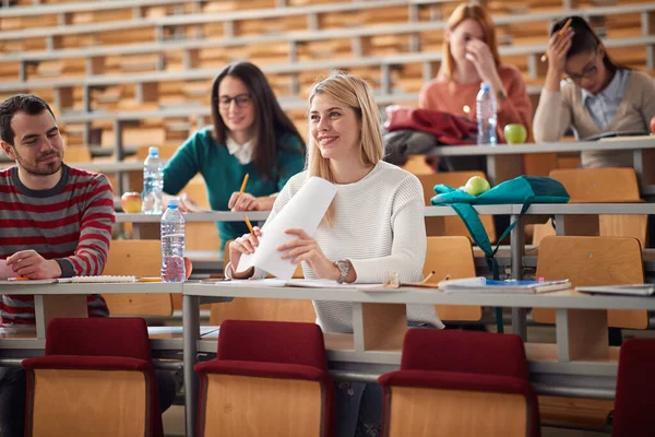 Szczęśliwi Studenci Uśmiechnięci Wykładzie Amfiteatrze — Zdjęcie stockowe