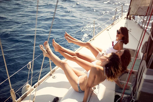 ヨットに乗っている女の子 友情とPe — ストック写真