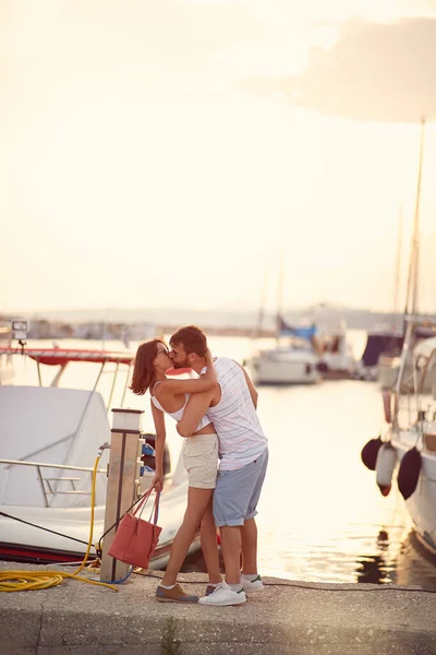 Sonriendo Hombre Mujer Enamorados Besándose Muelle Vacaciones — Foto de Stock