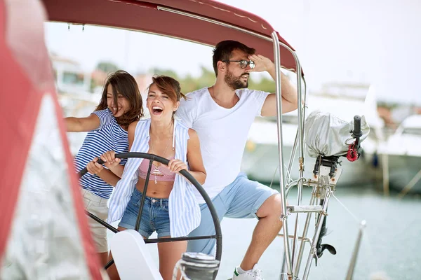 Boldog Barátok Vitorlázás Egy Hajón Nyaralás Érezd Jól Magad — Stock Fotó