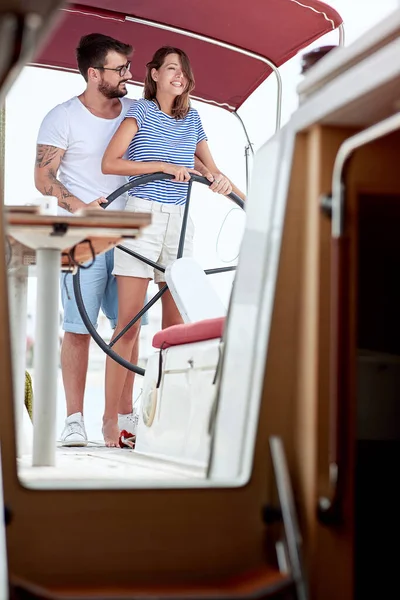 Sorrindo Homem Mulher Veleiro Divertindo Férias Viagens Mar Amizade Conceito — Fotografia de Stock