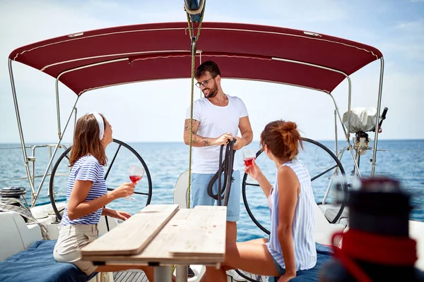 Smiling Friends Sailboat Having Fun Drinking Cocktails Summer Holidays — Stock Photo, Image