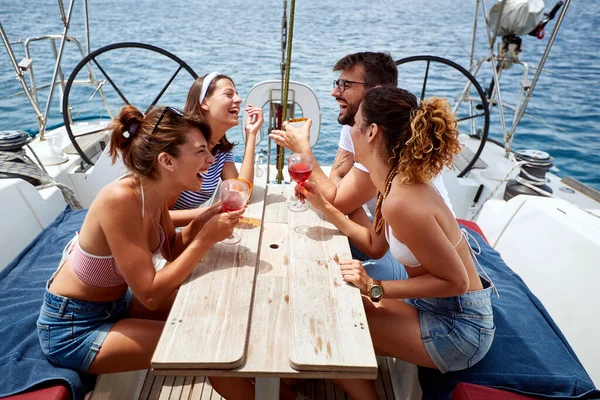 Amigos Felizes Bebendo Iate Desfrutando Férias Viagens Luxo — Fotografia de Stock