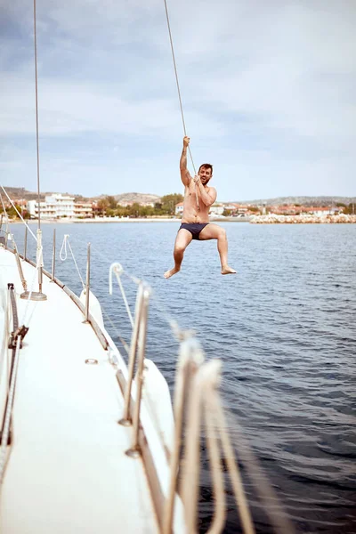 Jovem Pendurado Para Fora Divertindo Aproveitando Dias Verão Pulando Barco — Fotografia de Stock
