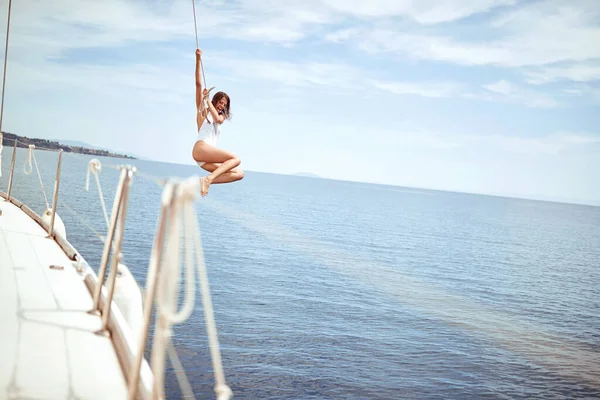 Chica Joven Pasar Rato Divertirse Disfrutar Los Días Verano Saltando — Foto de Stock