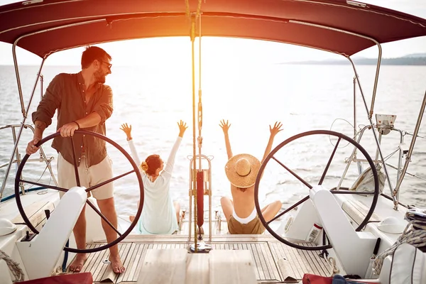 Homem Com Mulheres Barco Desfrutar Dia Verão Viajar — Fotografia de Stock