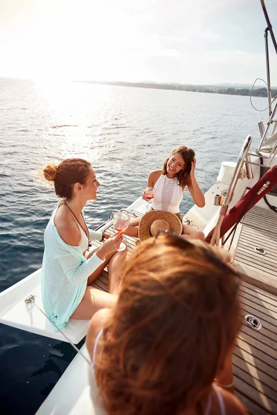 在船上快乐的年轻女子一起享受假期和鸡尾酒 — 图库照片