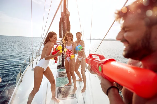 Bir Grup Arkadaş Tabancalarıyla Yelkenli Teknede Oynuyorlar — Stok fotoğraf