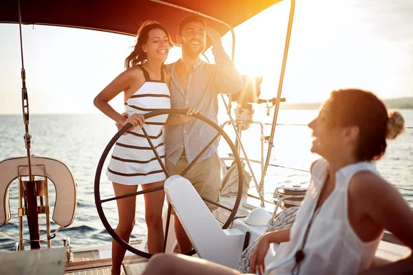 Gelukkig Paar Genieten Luxe Boot Bij Zonsondergang Romantische Vakantie — Stockfoto