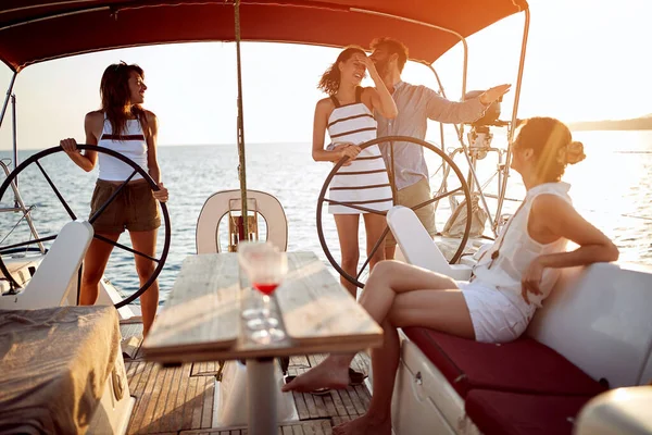 Amigos Felizes Navegando Barco Férias Pôr Sol — Fotografia de Stock