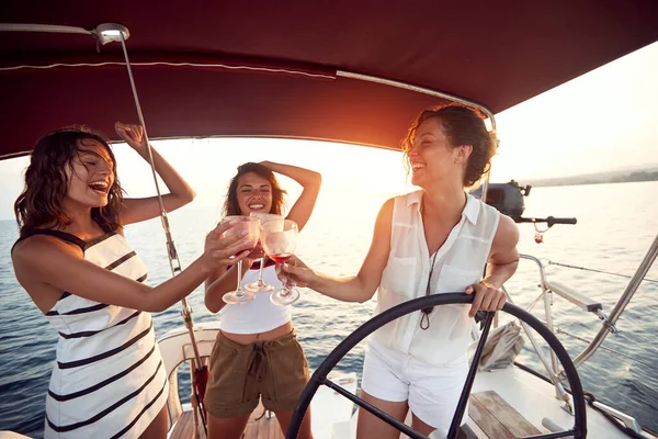 Mujer Feliz Bebiendo Yate Disfrutando Vacaciones Viajes Lujo Atardecer — Foto de Stock