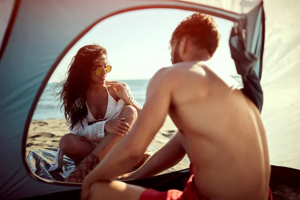 Hombre Mujer Jóvenes Acampando Playa Durante Verano — Foto de Stock