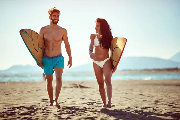 Sportlich Lächelnde Menschen Haben Spaß Beim Gemeinsamen Surfen Bei Sonnenuntergang — Stockfoto