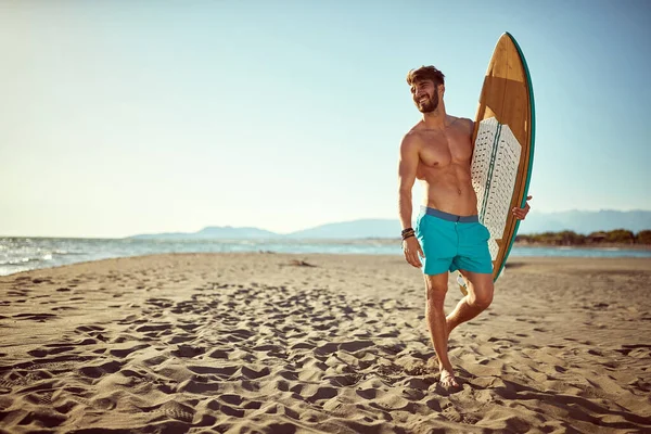 Schöner Lächelnder Mann Mit Surfbrett Strand — Stockfoto