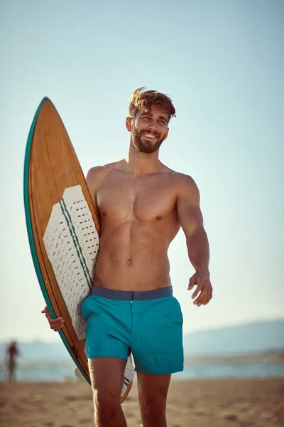 Giovane Uomo Sorridente Che Fare Surf Sulla Spiaggia Uomo Con — Foto Stock