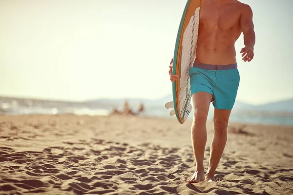 Een Man Surft Een Strand Portret Van Jonge Mannen Met — Stockfoto