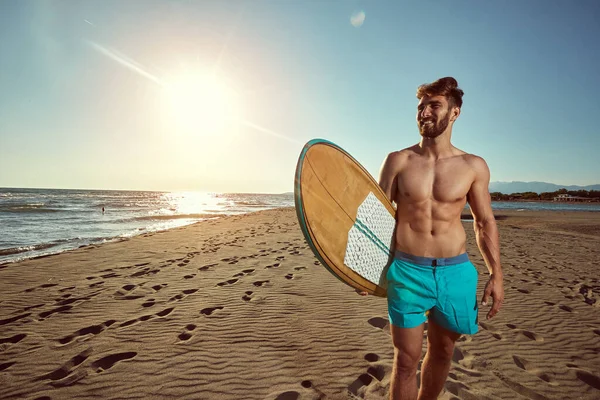 Slunečný Den Pláži Pro Surfing Fešák Usměvavý Muž Surfař Pláži — Stock fotografie
