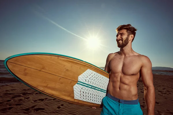 Przystojny Surfer Plaży Uśmiechnięty Surfer Idzie Surfować — Zdjęcie stockowe