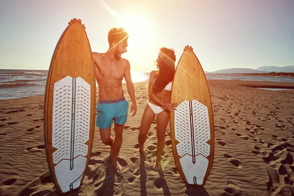 Pareja Sonriente Día Soleado Playa Divirtiéndose Yendo Surfear Juntos — Foto de Stock