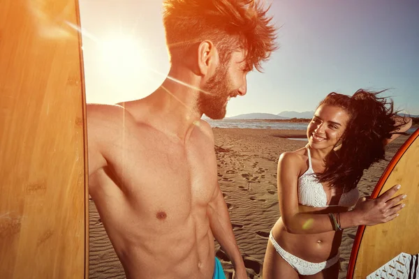 Sonriendo Hombre Mujer Día Soleado Playa Divirtiéndose Yendo Surfear Juntos — Foto de Stock