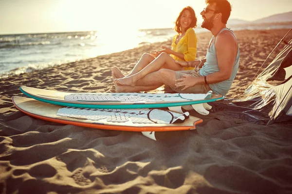 Junger Lächelnder Mann Und Frau Campiert Während Des Sonnenuntergangs Strand — Stockfoto