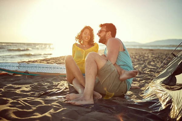 Homem Mulher Sorridente Romântico Acampando Praia Durante Pôr Sol — Fotografia de Stock