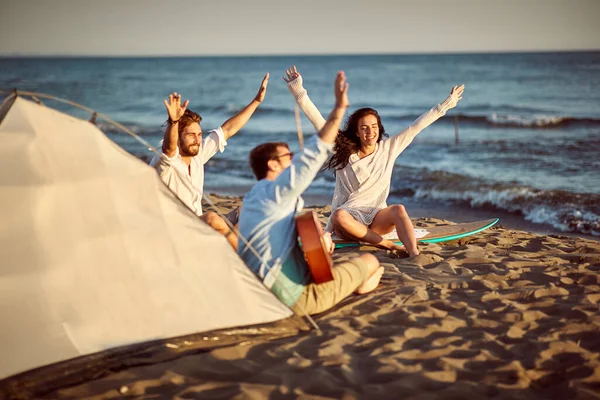 Jovens Amigos Felizes Sentados Praia Cantando Tocando Guitarra — Fotografia de Stock