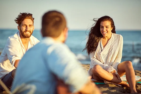 Jeunes Gens Heureux Assis Sur Plage Chantant Jouant Guitare — Photo