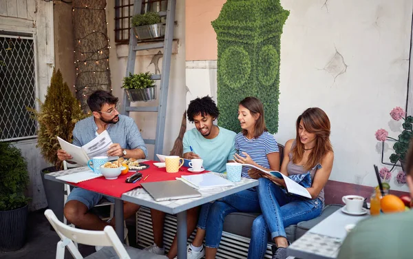 Grupp Unga Studenter Studerar Tillsammans Med Kaffe Och Snacks Avslappnad — Stockfoto