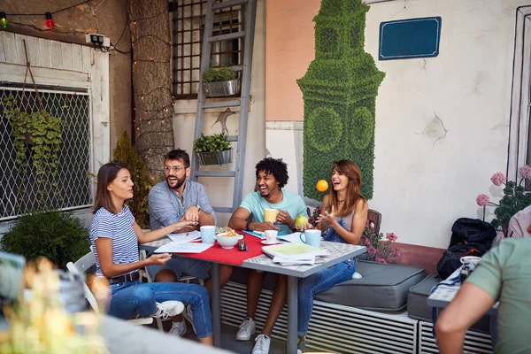 Studentengruppe Genießt Lernpause Entspannter Atmosphäre Bei Kaffee Und Snacks — Stockfoto