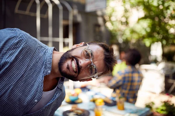 Engraçado Masculino Cabeça Para Baixo Retrato Restaurante — Fotografia de Stock