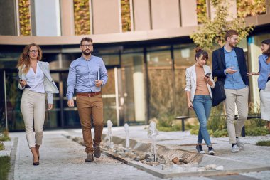 Kafkas iş ortakları iş kurma önünde yürüyor ve konuşuyor