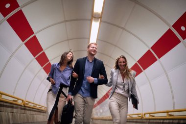 Bir grup başarılı genç iş adamı metro istasyonunda çalışacak..