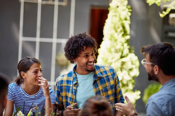 Jovens Desfrutam Conversa Amigável Ambiente Descontraído — Fotografia de Stock