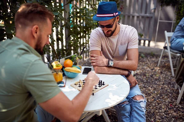 Vänner Spelar Schack Avslappnad Atmosfär Caféets Trädgård — Stockfoto