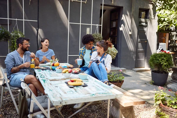 Jovens Casais Têm Uma Conversa Adorável Jardim Café — Fotografia de Stock