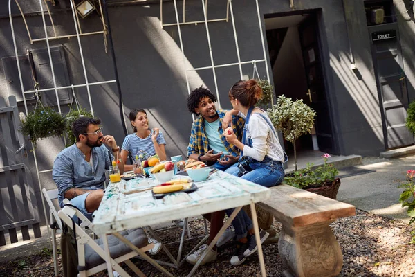 Jovens Casais Gostam Comida Bebida Conversa Amigável — Fotografia de Stock