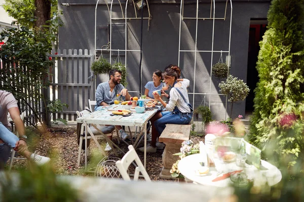 Jovens Gostam Comida Bebida Conversa Adorável Belo Jardim Café — Fotografia de Stock