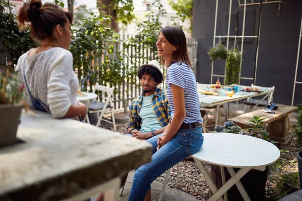 Junger Mann Genießt Mädchengesellschaft Garten Des Cafés — Stockfoto
