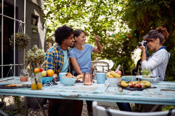 Menina Está Tirando Uma Foto Jovem Casal Adorável Jardim Café — Fotografia de Stock