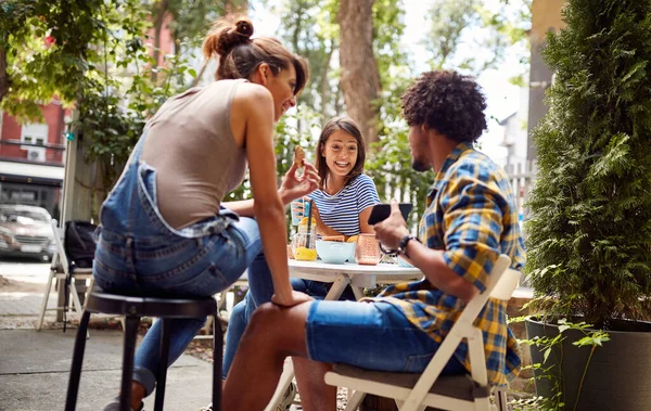 Jeune Homme Montrant Contenu Drôle Mobile Ses Amis — Photo