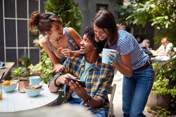 Amigos Rindo Conteúdo Engraçado Celular Ambiente Descontraído Jardim Café — Fotografia de Stock