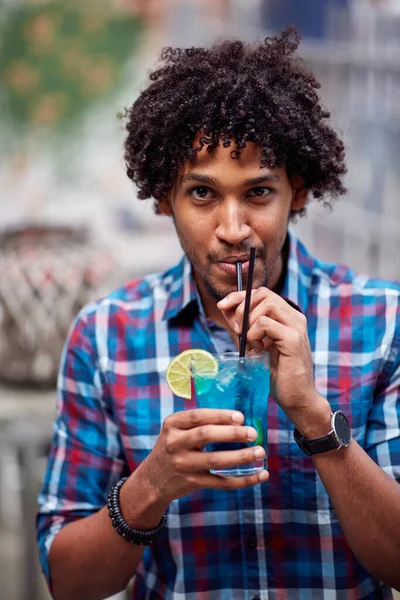 Foto Porträtt Ung Lockigt Latinamerikansk Kille Med Cocktail — Stockfoto