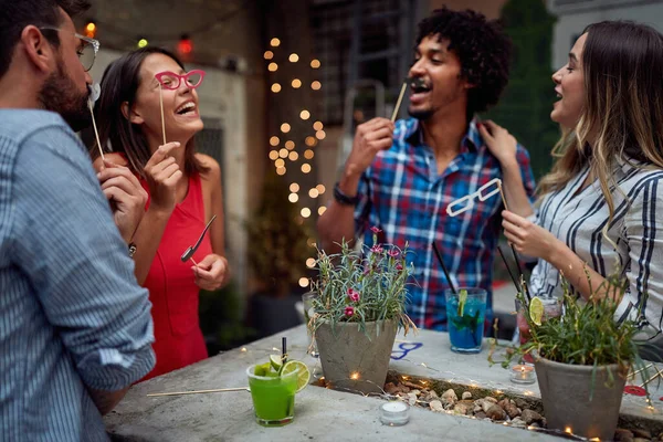 Jovens Casais Rindo Máscaras Engraçadas Uma Festa — Fotografia de Stock