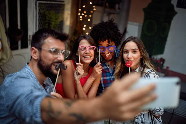 Komik Maskeli Bir Grup Genç Arkadaş Bir Partide Sefie Yapıyor — Stok fotoğraf