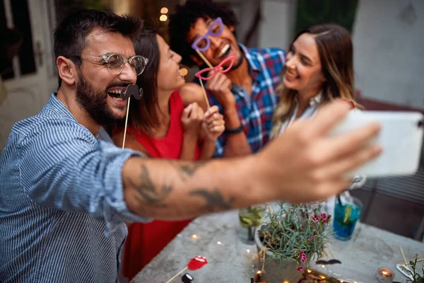 Jovens Casais Com Máscaras Engraçadas Tirando Selfie Jardim Café — Fotografia de Stock