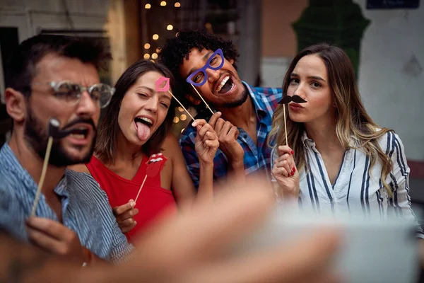 Jovens Casais Com Máscaras Engraçadas Tomando Sefie Uma Festa — Fotografia de Stock